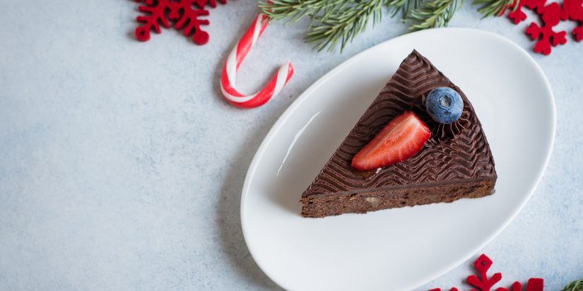 tarta de chocolate, fresas y arandano