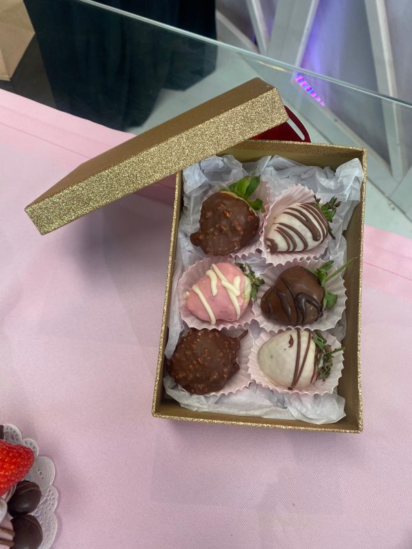Caja de 6 fresas bañadas en chocolate especial regalo