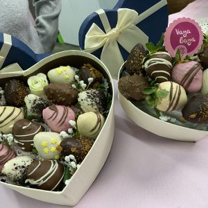 Corazón grande de fresas bañadas en chocolate
